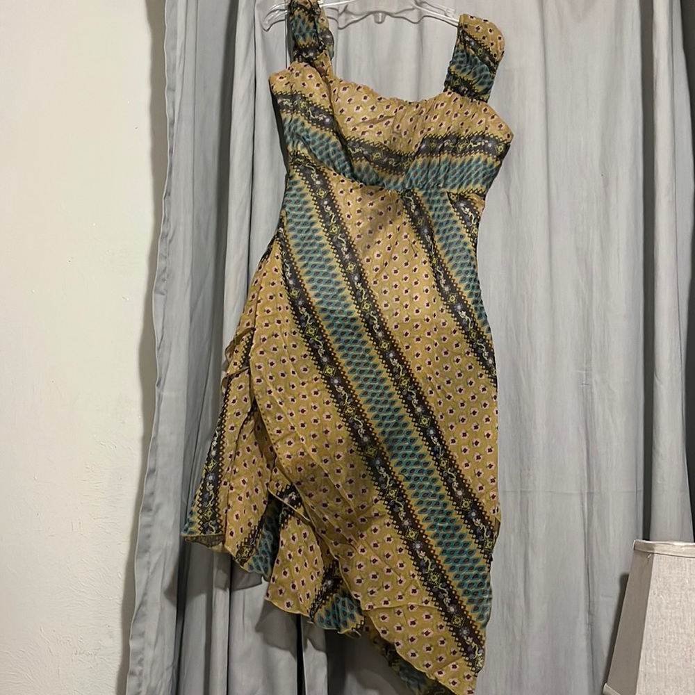Cute chiffon style dress.